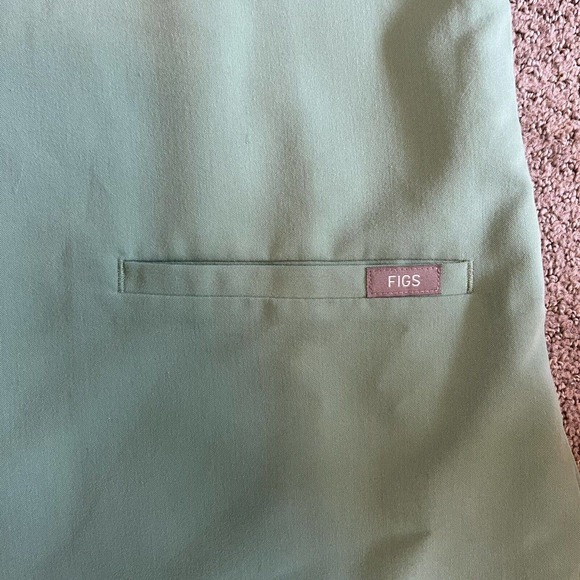 Figs Scrubs Top 2 Pocket Green Shirt Surgical - Picture 2 of 6
